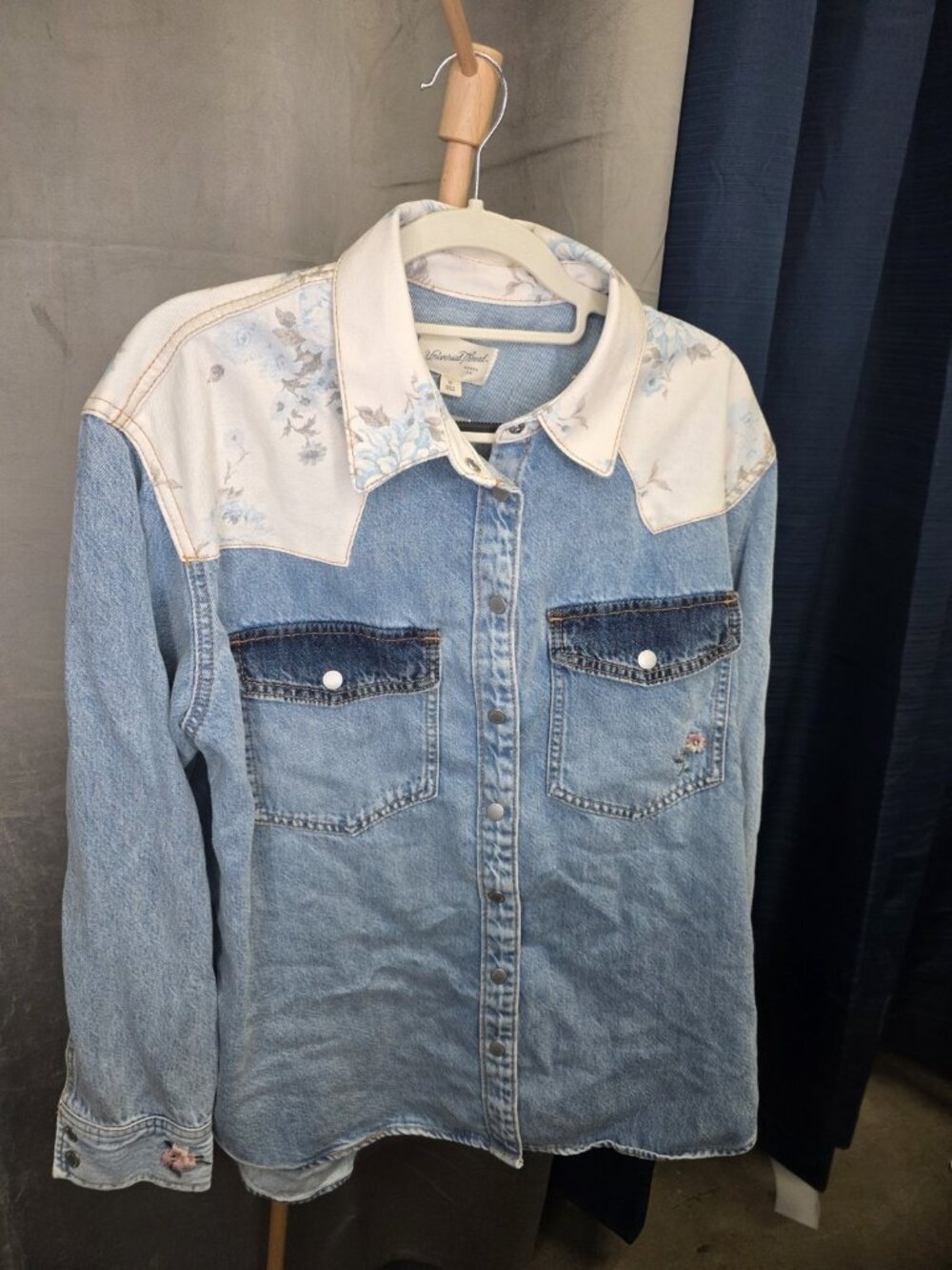 Universal Thread Floral Yoke Denim Snap Front Shirt Jacket Oversized Med. WL386